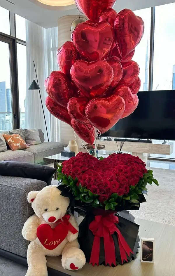 Corazón de Rosas: arreglo de regalos hecho en nuestro taller