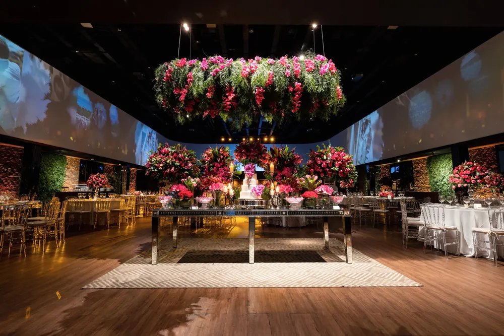 Salón de evento decorado con flores suspendidas
