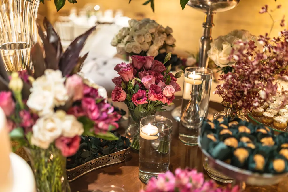 Centro de mesa con rosas y velas